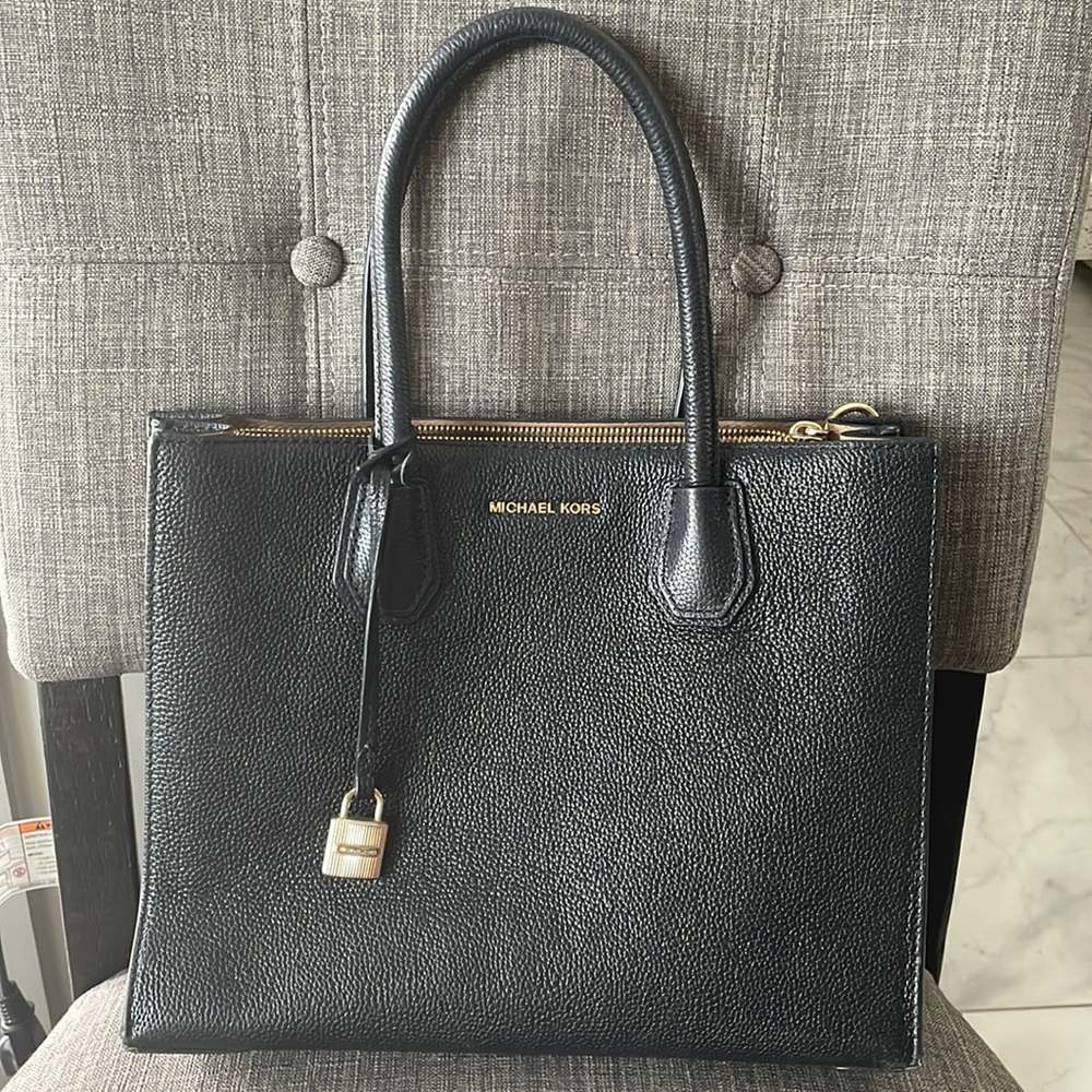 Black Michael Kors purse/tote
